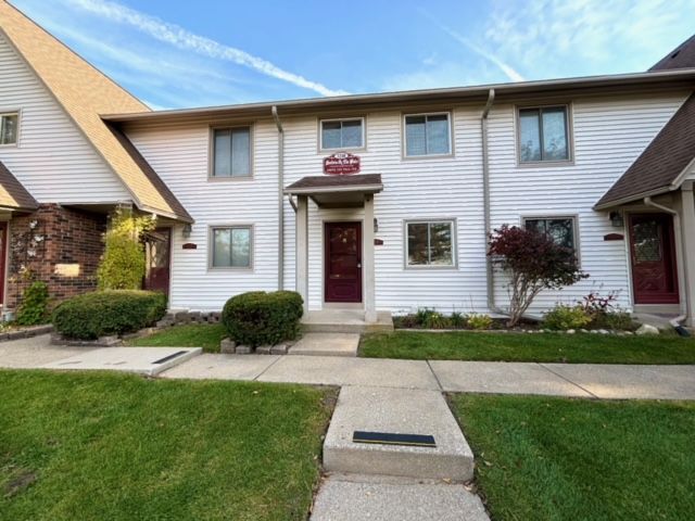 townhome / multi-family property featuring a front yard