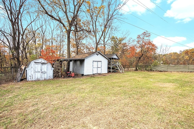 view of yard featuring a storage unit