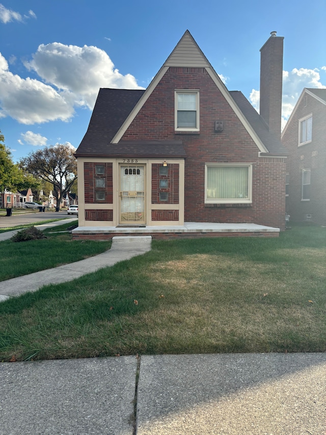 view of front of house featuring a front lawn