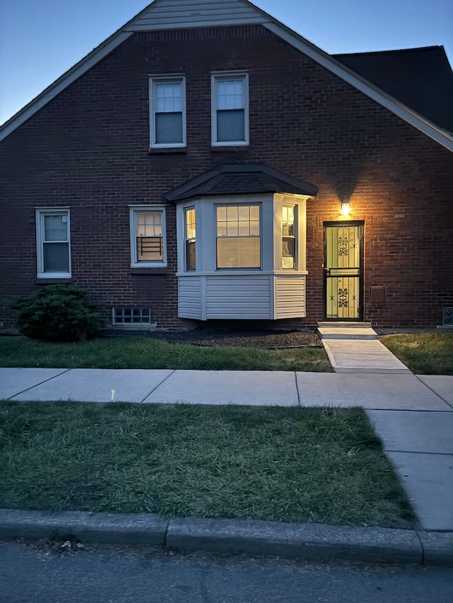 view of front of house with a front yard