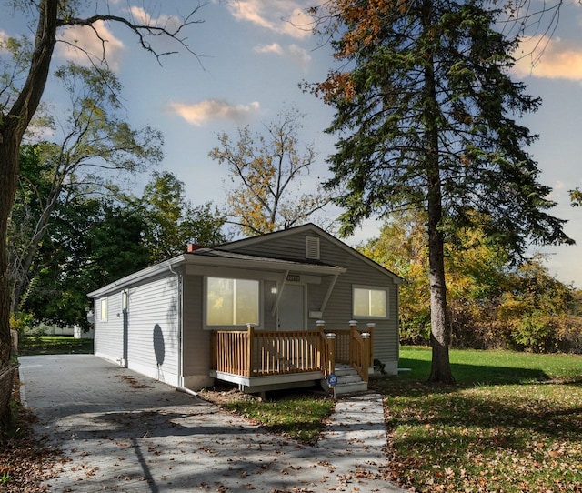 view of front of house featuring a lawn