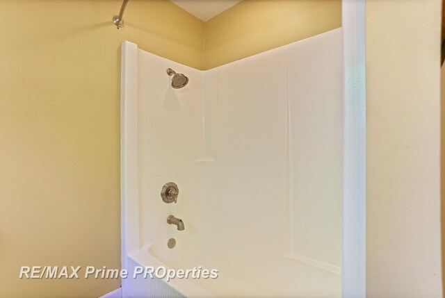 10300 Lange Rd, Birch Run, MI 48415 - full bath featuring bathtub / shower combination