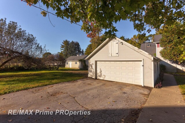 10300 Lange Rd, Birch Run, MI 48415 - view of detached garage
