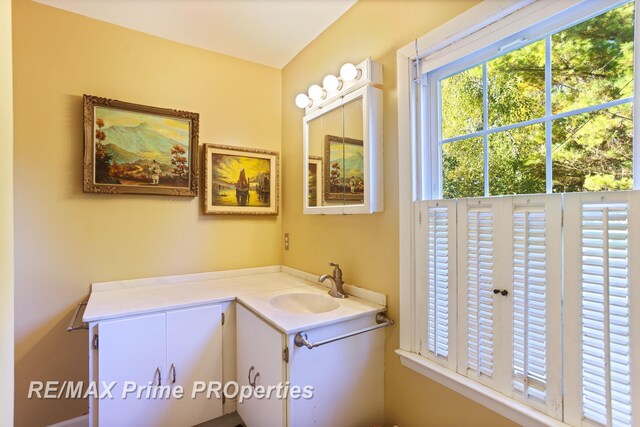 10300 Lange Rd, Birch Run, MI 48415 - bathroom featuring vanity