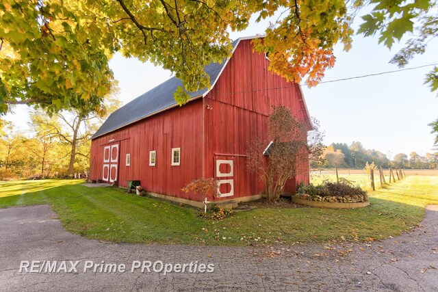 10300 Lange Rd, Birch Run, MI 48415 - view of barn featuring a yard