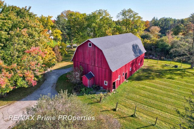 10300 Lange Rd, Birch Run, MI 48415 - view of barn with a yard and driveway