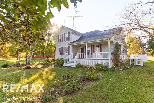 view of front facade featuring a porch and a front yard