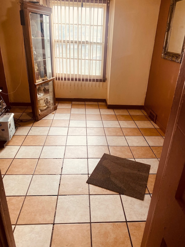 9223 Cheyenne St, Detroit, MI 48228 - spare room featuring light tile patterned floors and baseboards