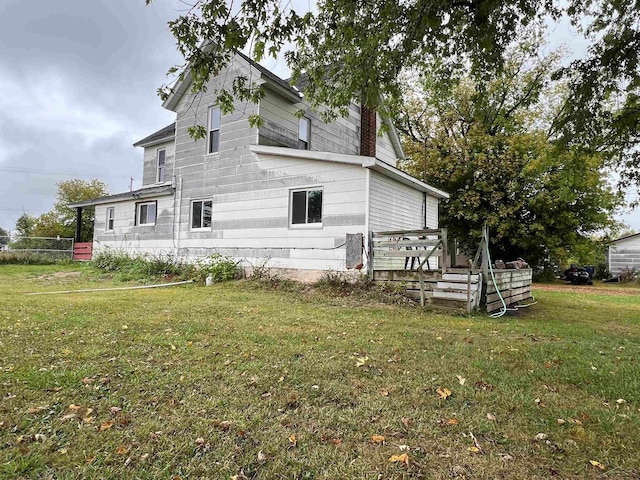 view of side of property featuring a lawn