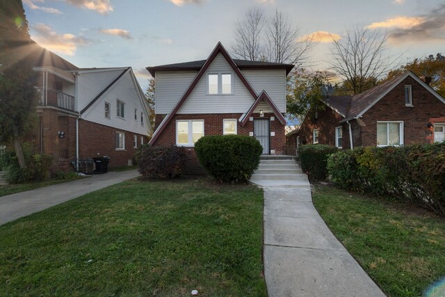 view of front facade featuring a yard