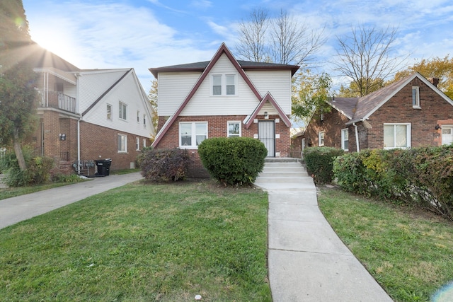 view of front facade with a front yard