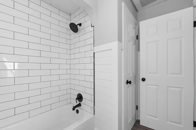 bathroom featuring tiled shower / bath combo