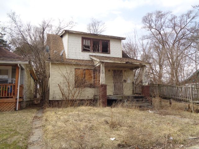 view of front facade with a porch and roof with shingles