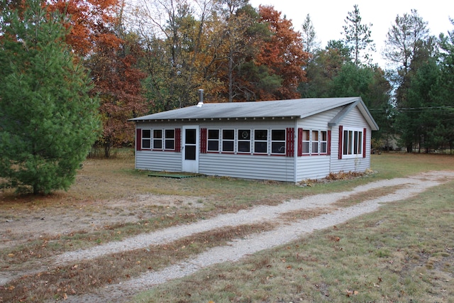 view of front facade with a front yard