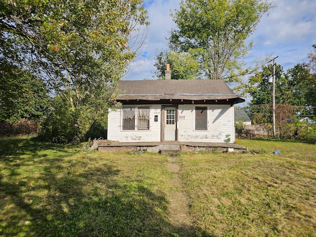 view of front of home with a front yard