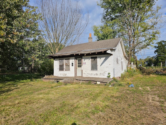 bungalow-style house with a front lawn