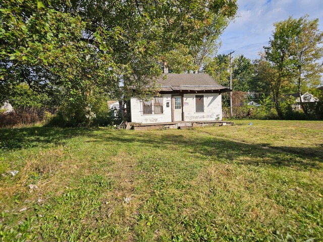 17408 Hamburg St, Detroit, MI 48205 - back of house with a lawn