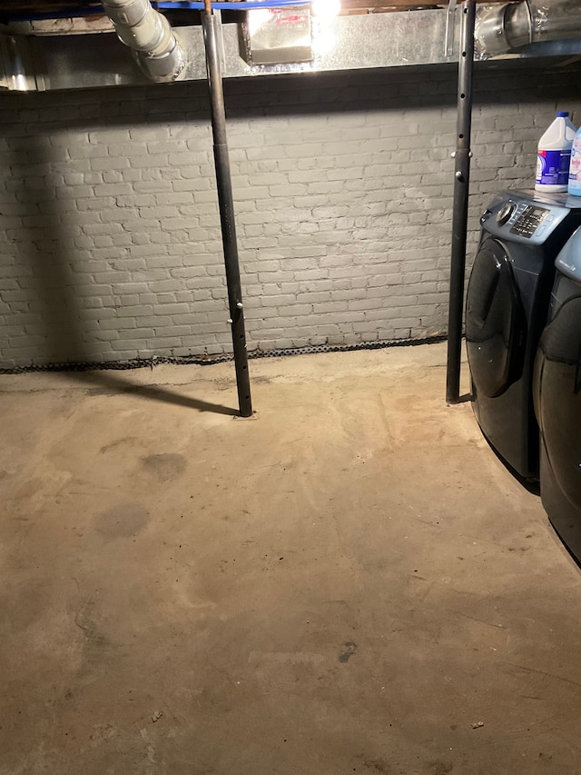 basement featuring washer and clothes dryer