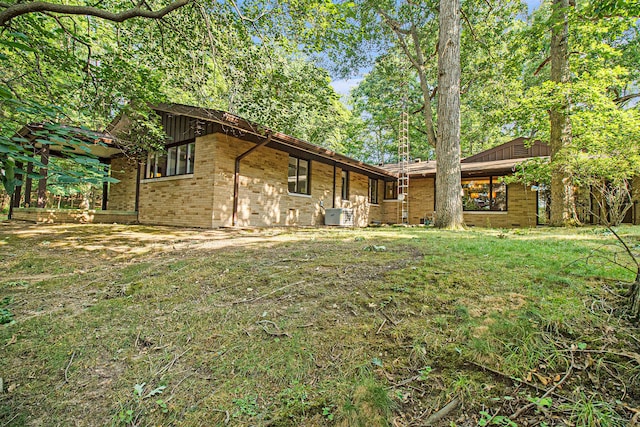 view of front of property featuring a front lawn