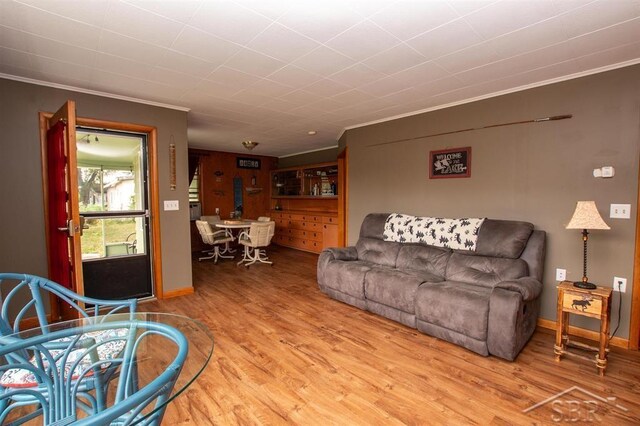 4029 Cobblestone Ct, Beaverton, MI 48612 - living room featuring crown molding, wood finished floors, and baseboards