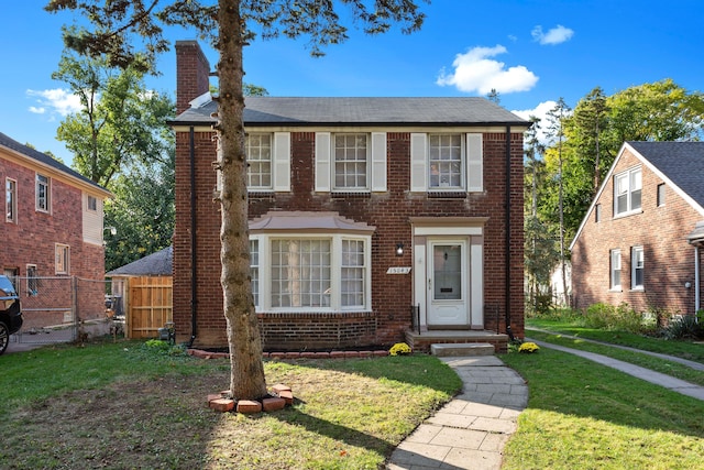 view of front of property featuring a front lawn