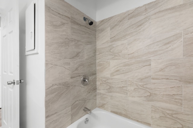 bathroom featuring tiled shower / bath combo