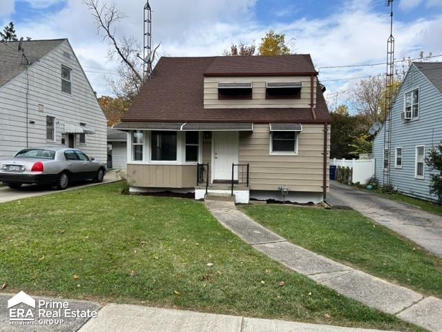 bungalow-style home featuring a front lawn