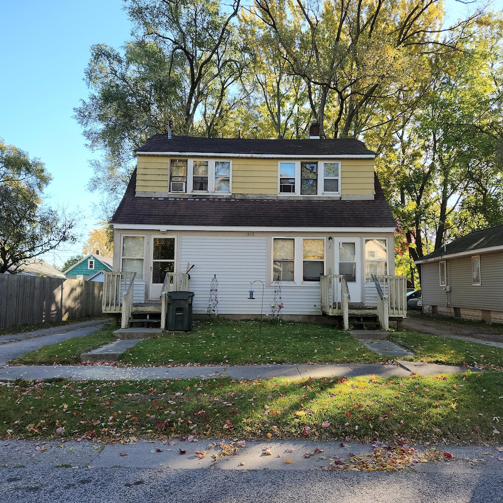 view of front of house featuring a front yard