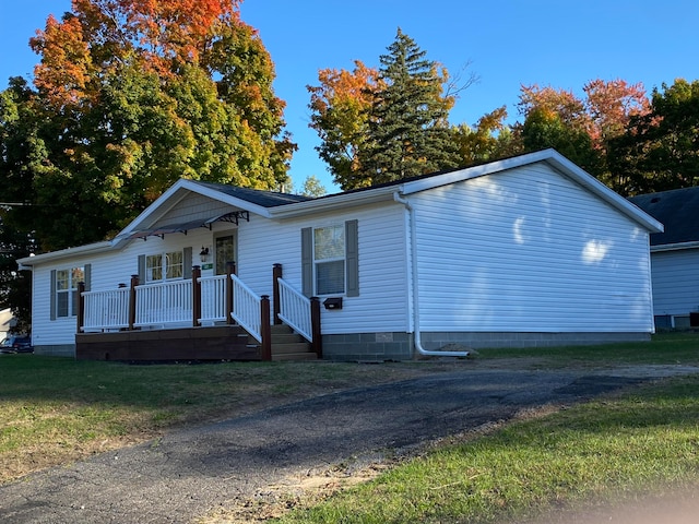 view of front of home featuring a porch and a front yard