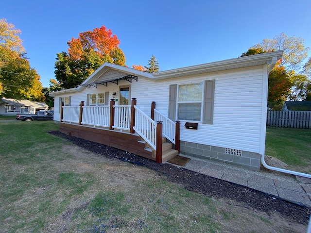 view of front of house featuring covered porch and a front lawn