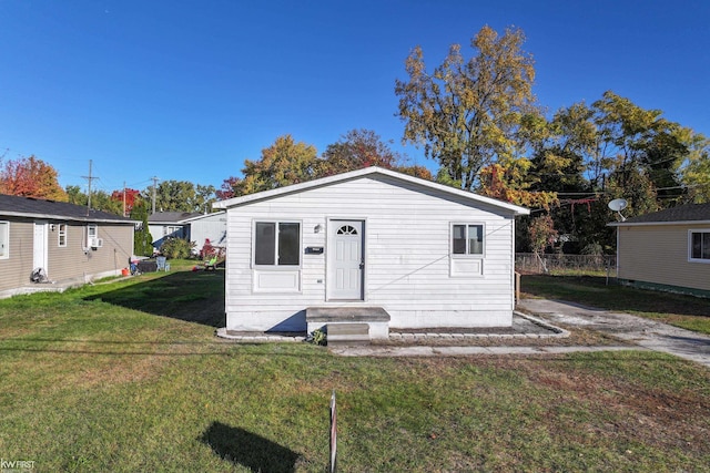 view of front of property featuring a front lawn