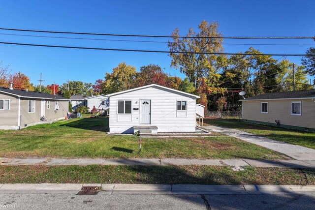 view of front of home featuring a front yard