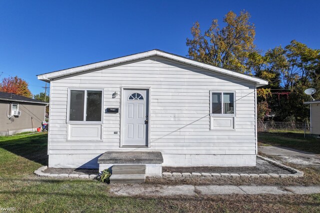 view of front of property with a front yard