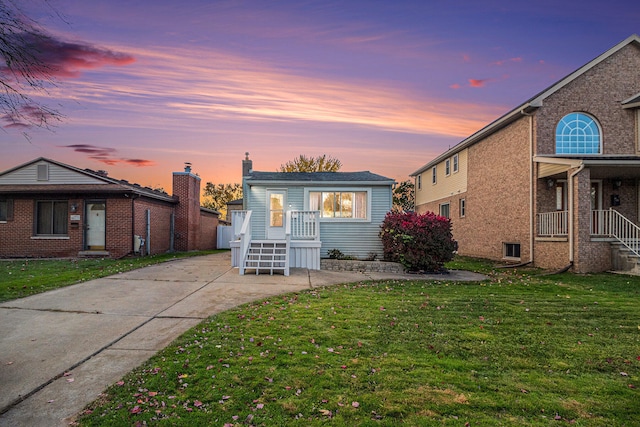 view of front of property with a lawn