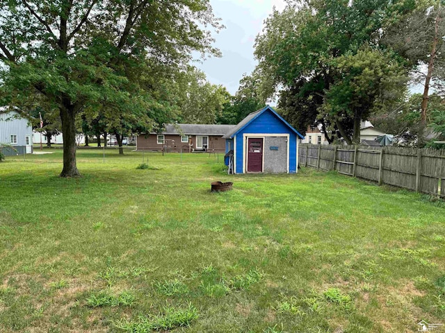 view of yard featuring a storage shed