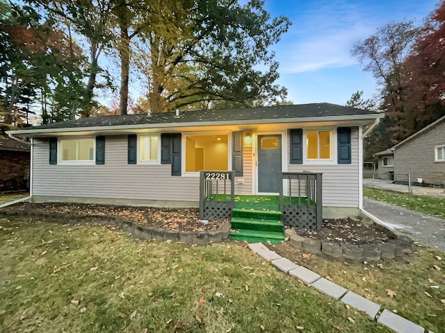 single story home featuring a front lawn