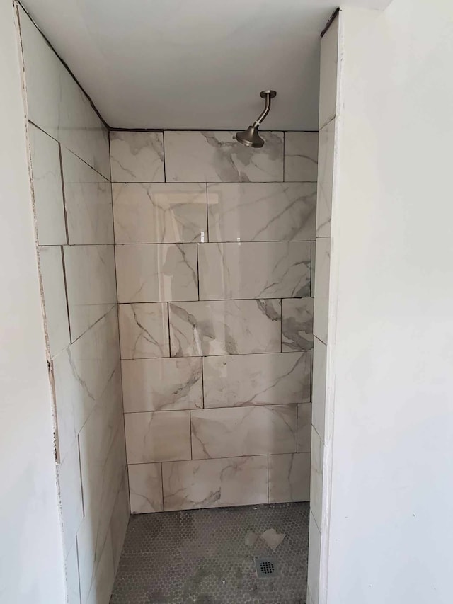 bathroom featuring tiled shower