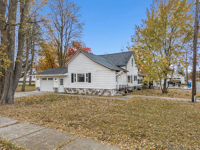 view of front facade with a garage and a front yard