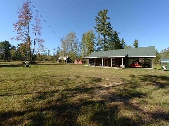 view of yard with an outdoor structure