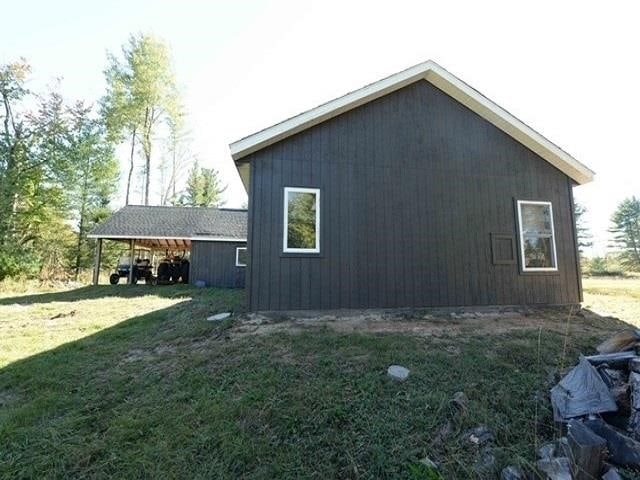 view of side of property featuring a lawn