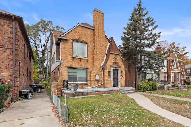 view of front of home featuring a front lawn