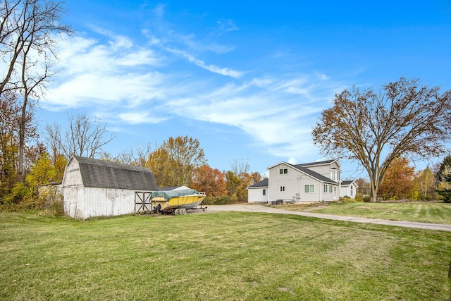 view of yard with an outbuilding