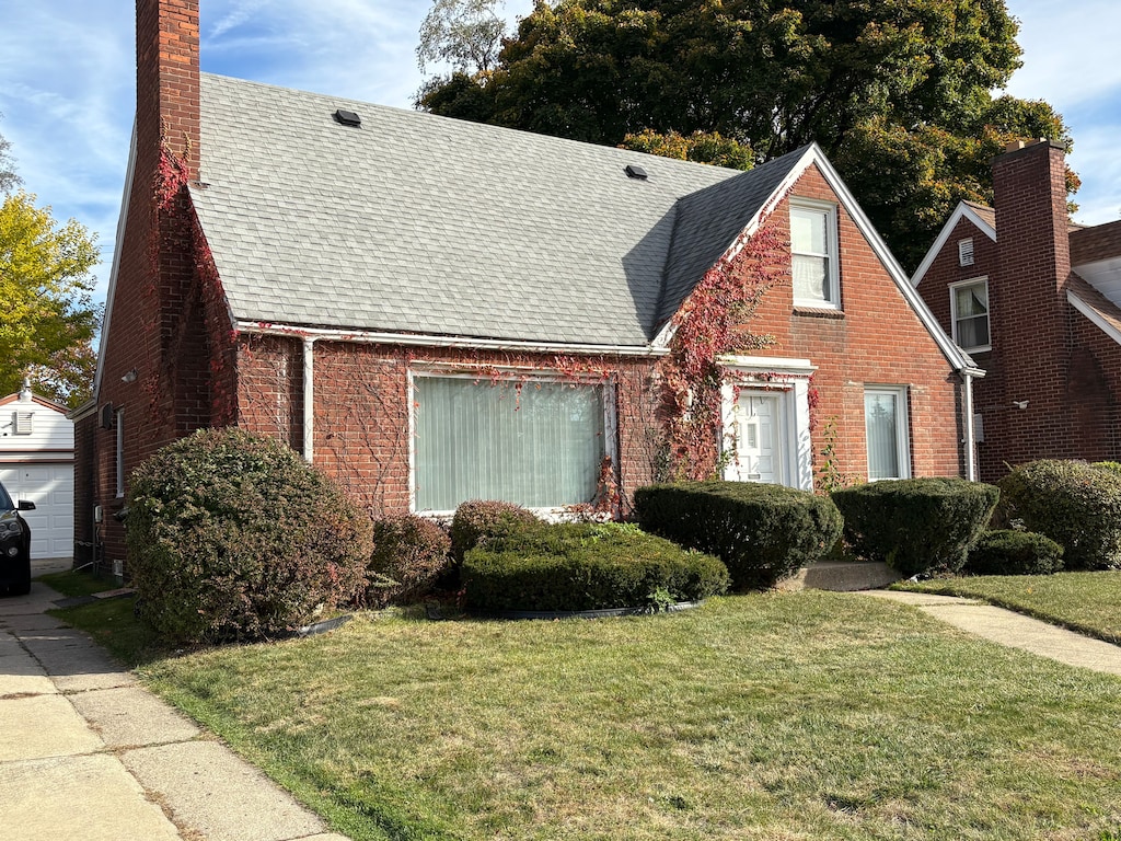 view of front facade with a front lawn