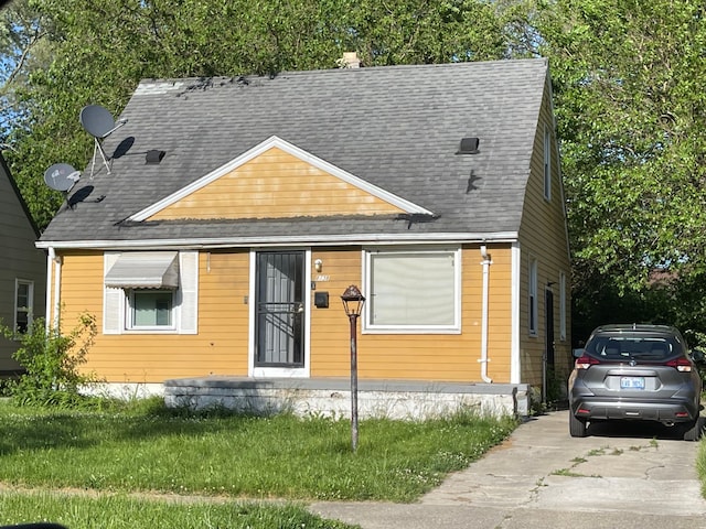 view of front of house featuring a front lawn