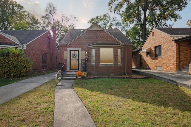 bungalow featuring a yard