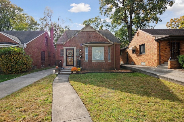 bungalow featuring a front yard