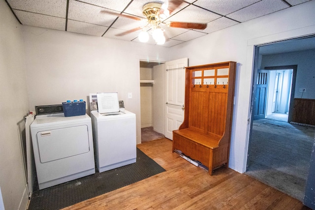 laundry area with hardwood / wood-style flooring, ceiling fan, and independent washer and dryer