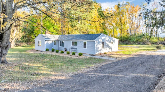 ranch-style home featuring a front lawn