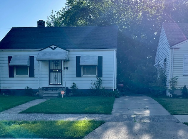 view of front facade featuring a front yard