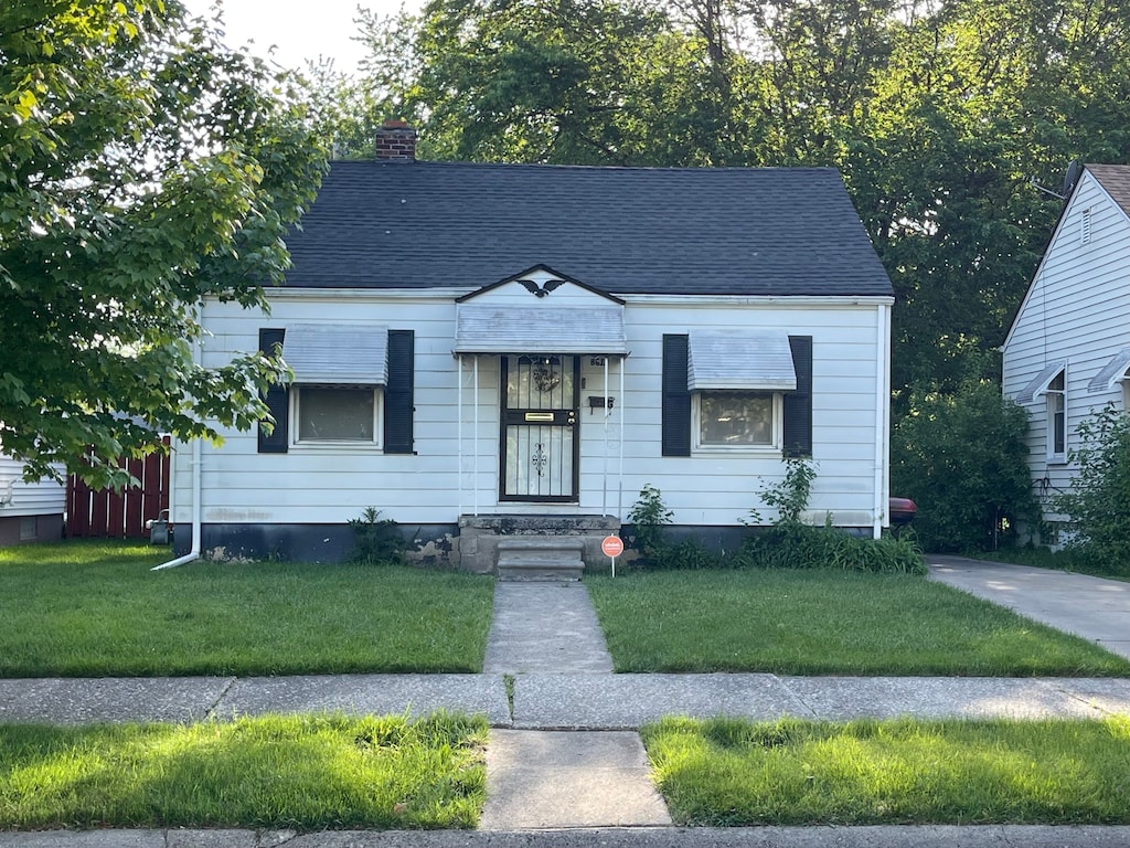 view of front facade with a front lawn